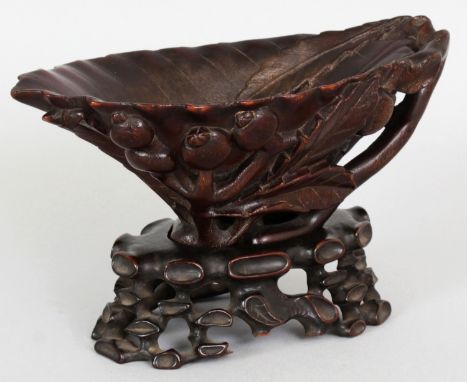A FINE QUALITY 18TH/19TH CENTURY CHINESE CARVED RHINOCEROS HORN LIBATION CUP, weighing 155gm, the sides of the leaf-form bowl