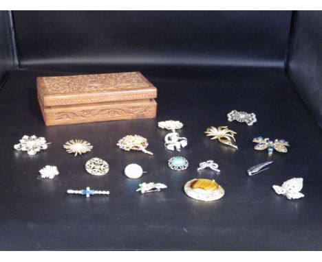 Collection of 18 vintage brooches some a/f in a carved wooden box.  