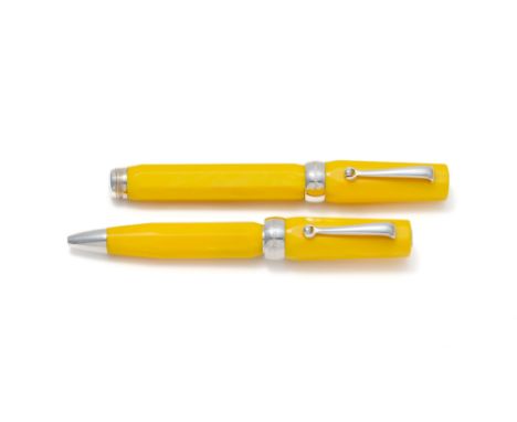 Montegrappa, ensemble de 2 stylos billes en acier et résine jaune, signés, long. 11 cm
ConditionBon état, présence de rayures