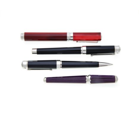 Montegrappa, lot composé d'un stylo plume, deux stylos billes et d'un porte-mine, trois en acier et un en argent avec respect