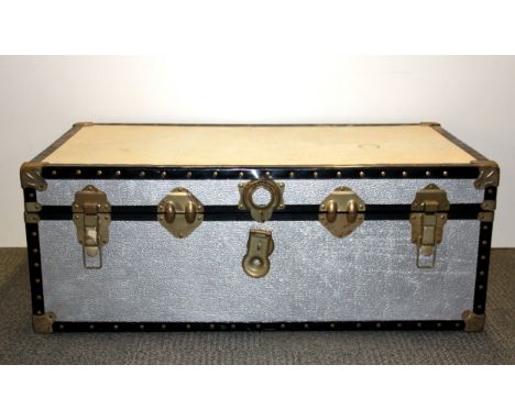 A vintage cabin trunk, 35 x 51 x 92cm.