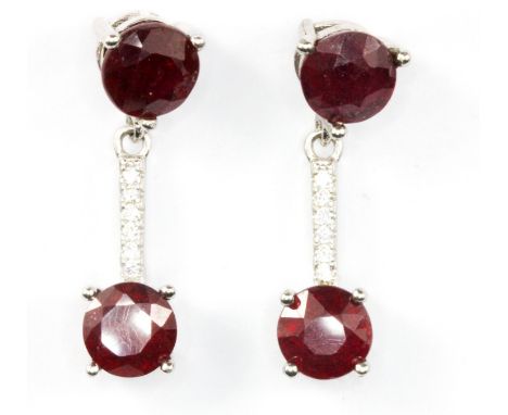 A pair of 925 silver ruby and white stone set drop earrings, L. 2.3cm.