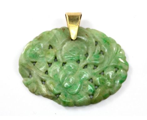 A yellow metal (tested 9ct gold) jade set pendant, (a/f). 4 x 3.2cm.