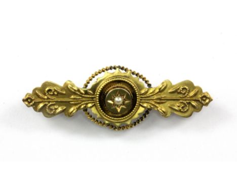 A boxed Edwardian 15ct yellow gold pearl set brooch, L. 4.6cm.