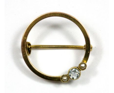 An Edwardian 9ct yellow gold (stamped 9ct) aquamarine and pearl set brooch, Dia. 2.5cm.