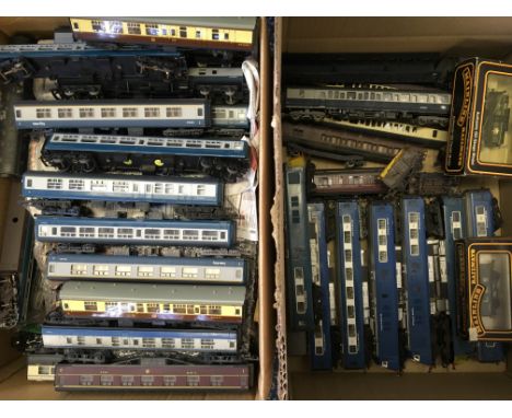 A selection of model train carriages including Hornby Dublin.