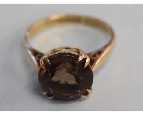 A 9ct gold smokey quartz ring, size 'K'