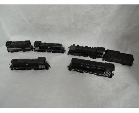 A Atlas HO scale ATSF Loco &amp; Tender 2334 and two Atlas &amp; Walthers HO scale ATSF Locomotives along with an American Br