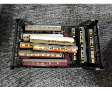 A box of Hornby, Triang and similar 00 gauge plastic coaches