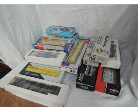 A collection of 18 HO scale items of Rolling Stock including Walthers, Kato, Proto, Inter Mountain and Athearn, all boxed