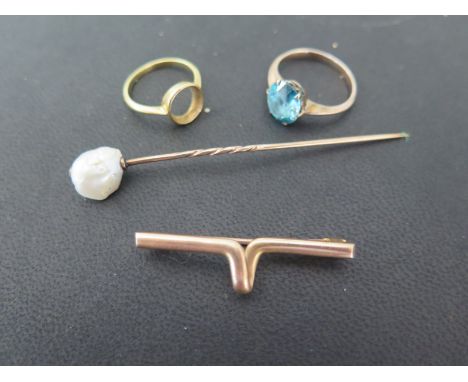 Five pieces of jewellery - a 15ct gold brooch - Weight approx. 3.5gms, an 18ct ring missing its stone - Weight approx. 1.5gms