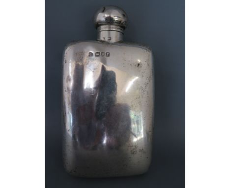 A silver hip flask - Weight approx. 4.5 troy oz - Height 15cm 
Condition report: Dents to body and top