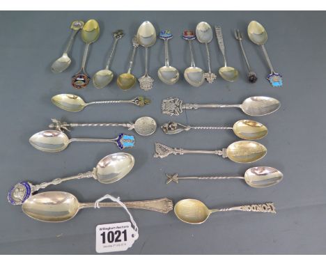 A collection of silver spoons - Total weight approx. 7.5 troy oz
Condition report: All generally good including bent fork 