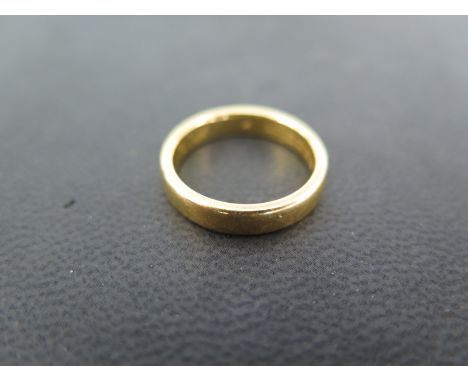 A 22ct yellow gold wedding band - Size K - Weight approx. 5 gms
Condition report:  Some minor usage marks 