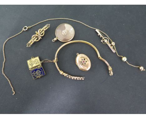 A 9ct gold bangle, two 9ct brooches, a 9ct gold necklace and a 9ct gold pendant - total weighable gold approx 16 grams - bang
