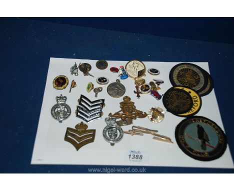 Miscellaneous enamel Badges, military Buttons and badges, etc.