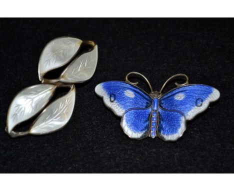 Scandinavian Jewellery - a David Andersen silver and enamelled four section leaf brooch, each leaf enamelled with a silver/wh