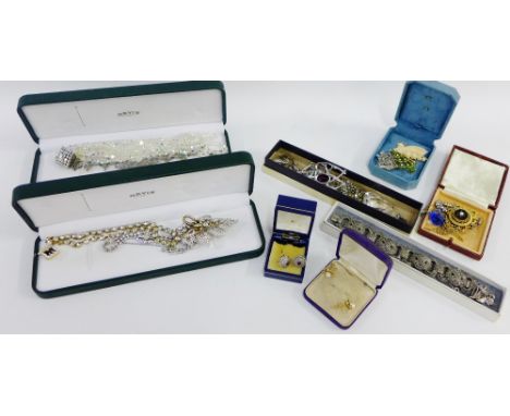 A quantity of vintage costume jewellery to include necklaces, brooches, earrings etc (a lot) 