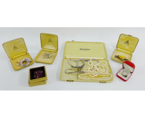 A quantity of vintage costume jewellery to include brooches, faux pearls, marcasite necklace, etc (a lot) 