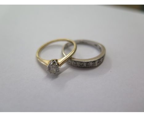 An 18ct yellow gold solitaire ring and an 18ct white gold ring, sizes K and L, total weight approx 4.7 grams, generally good 