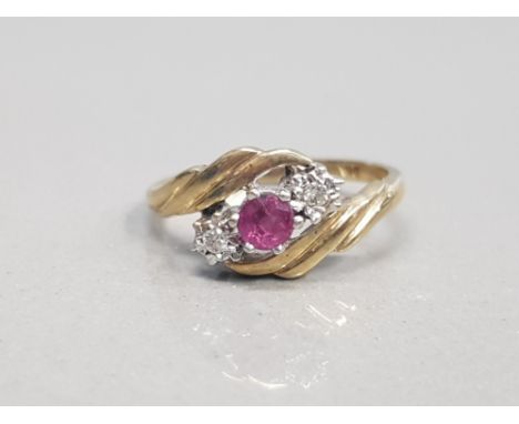 9CT YELLOW GOLD RUBY AND DIAMOND 3 STONE RING FEATURING A RUBY STONE SET IN THE CENTRE WITH A DIAMOND SET EACH SIDE SIZE L 2.