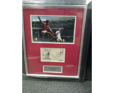Eusebio signed 1968 European Cup football cover comm. Man Utd v Benfica framed and mounted with a portrait photo to a very hi