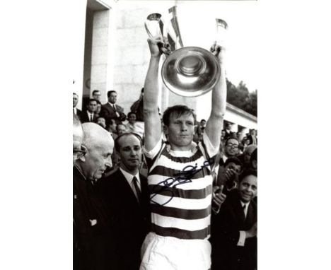 Celtic 8x12 Inch Photo Signed By Glasgow Celtics Legendary Lisbon Lions Captain, Billy Mcneill, Pictured Holding Aloft The Eu