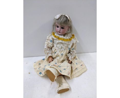 A Simon and Halbig SH 0679 antique doll with size 9 1/2 headLocation:2.2If there is no condition report shown, please request