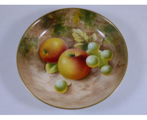 ROYAL WORCESTER FRUIT DISH, INDISTINCTLY SIGNED, APPROX. 11 cm DIA.