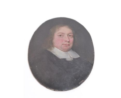 OVAL PORTRAIT MINIATURE ON COPPER DEPICTING A GENTLEMAN IN PERIOD COSTUME APPROX. 5cm