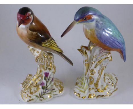 ROYAL WORCESTER BIRD FIGURES, KINGFISHER AND FINCH ON WHITE AND GILT STUMP