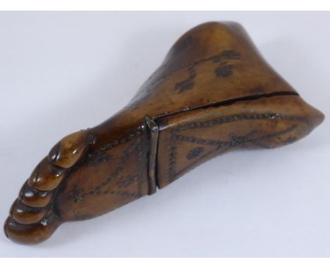 VERY GOOD QUALITY CARVED WOODEN SNUFF BOX FASHIONED AS A FOOT