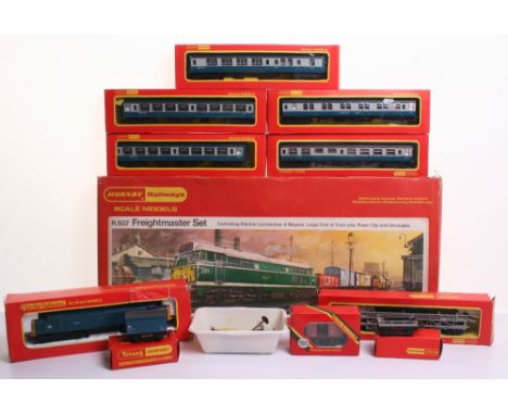 Quantity Hornby Railways 00 Gauge including R.507 Freightmaster Set containing R357 Electric locomotive D5572, seven wagons, 