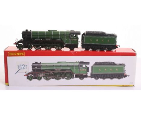 Hornby 00 Gauge R 2103 Locomotive and Tender Class A3 Cameronian  2505, green 4-6-2 in mint boxed condition, with instruction