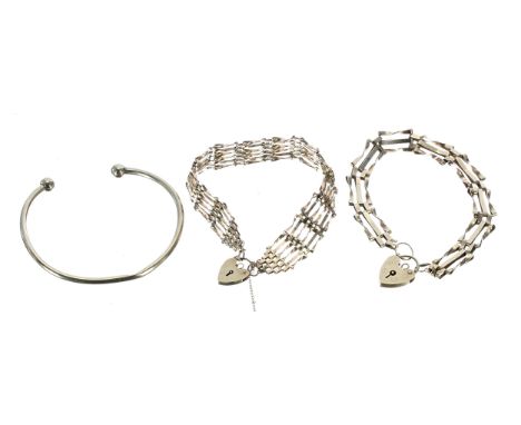 9ct gate link bracelet&nbsp;(at fault, broken safety chain), 7.5gm, 9ct gate link bracelet (at fault, missing safety chain an