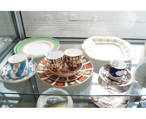 A mixed group of ceramics to include '1128' dinner plate, side plate and two Royal Crown Derby cups and saucers, further Roya