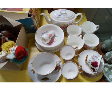 A mixed lot of assorted ceramics teaware to include Wedgwood, Royal Worcester etc.