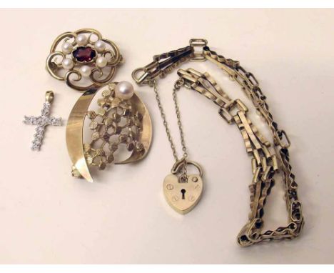 Two 9ct brooches set with pearls, gate bracelet and a crucifix. Condition report: see terms and conditions