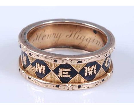 An 18ct yellow gold memorial ring, with In Memory Of in black enamel detail and engraved to the inside 'Henry Higgins died No
