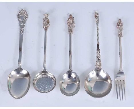 Five various late Victorian silver flatwares, comprising a lace-back rat-tail trefid spoon, maker Mappin &amp; Webb Ltd, Shef