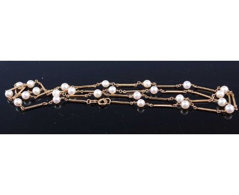 A 9ct yellow gold cultured pearl necklet, featuring twenty-four 5mm cultured pearls alternating with 1mm bar links, with a bo