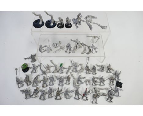 Warhammer - Games Workshop - Citadel - A loose group of over 30 Warhammer 40,000 Eldar themed unpainted metal figures. Lot in