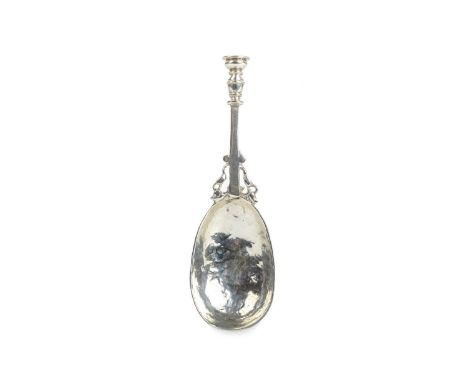 GEORGE V ARTS & CRAFTS STYLE SILVER TEA CADDY SPOON, AMY SANDHEIM, LONDON 1934 with circular finial, the bowl with hammered f