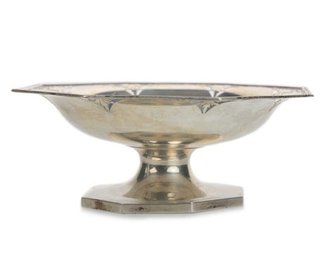 SILVER COMPORT, WALKER & HALL, SHEFFIELD MARKS pierced octagonal bowl over a foot21cm wideQty: 430g
