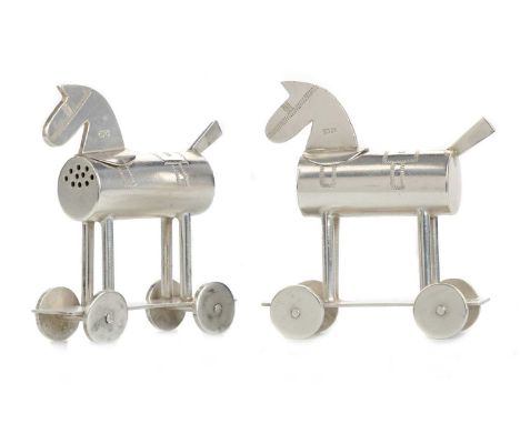 EDWARDIAN NOVELTY SILVER PEPPER POTS, CORNELIUS DESORMEAUX SAUNDERS & JAMES FRANCIS HOLLINGS (FRANK) SHEPHERD, CHESTER 1910 e