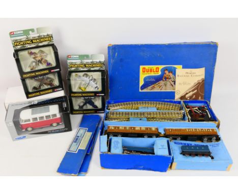 Hornby - A boxed Dublo Sir Nigel Gresley trains set # EDP1, 4 x boxed Fighting Machine airplanes and a boxed VW Bus in 1:24 s