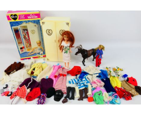 Pedigree - Pippa - Sindy - A Sindy Wardrobe (44502) in box. The item inside is slightly colour worn and contains a quantity o