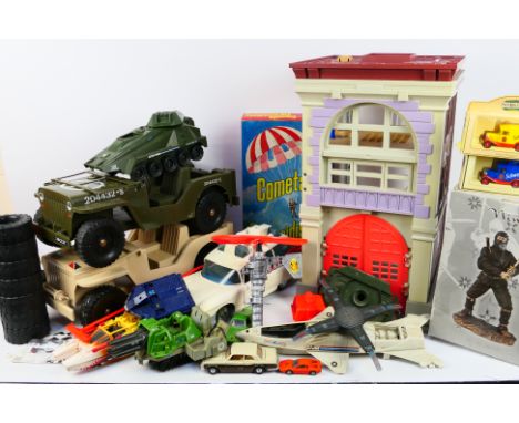 Kenner - Hasbro - Others - An unboxed miscellany of action figure accessories, vintage toys, a Ninja ornamental figure and so