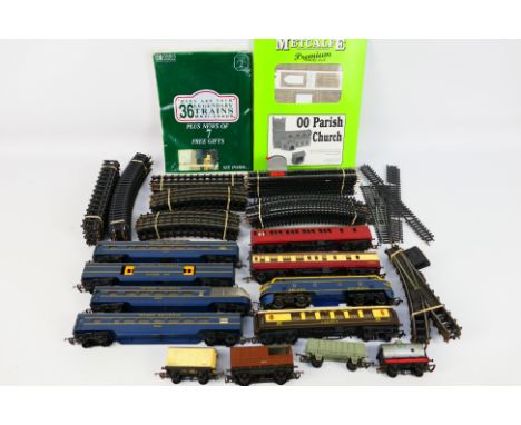 Tri-ang - Lima - A collection of OO gauge items including Tri-ang Trans Continental locomotive and matching coaches with obse
