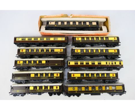 Tri-ang - TTR - Graham Farish - A rake of 11 unboxed predominately OO gauge mainly Pullman passenger coaches. Lot includes Tr